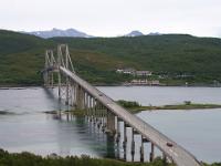 Blick hinab zur imposanten Tjelsund Brücke - Nordland